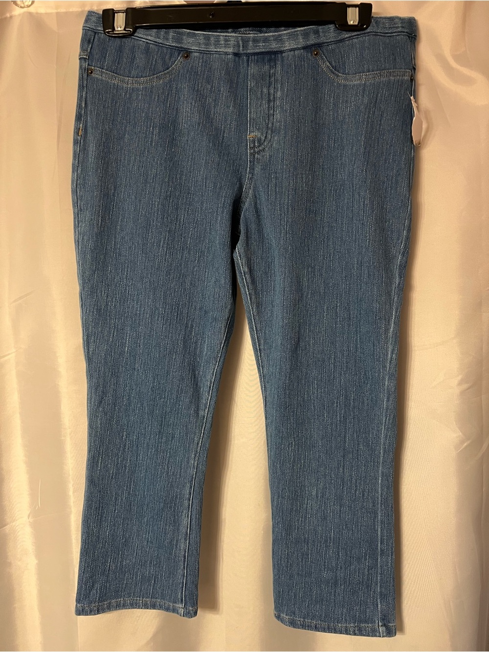 Classic Women's Medium Wash ultra soft capri leggings. Size M. New